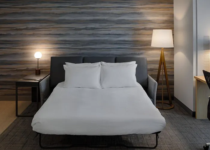 Hotel By Marriott Airport