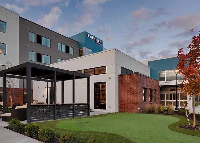 Hotel By Marriott Airport 3*