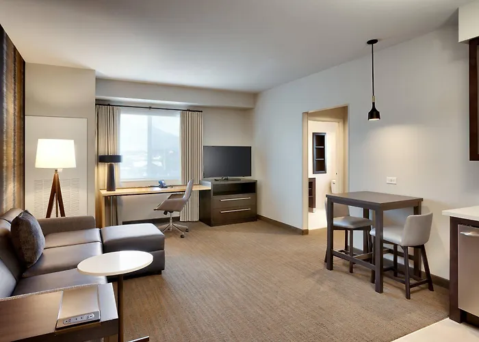 Hotel By Marriott Airport 3*