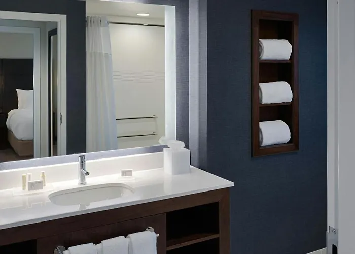Hotel By Marriott Airport 3*