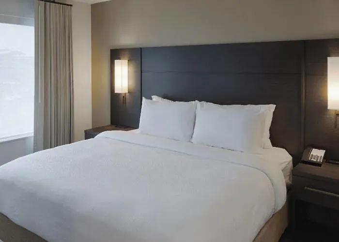 Hotel By Marriott Airport